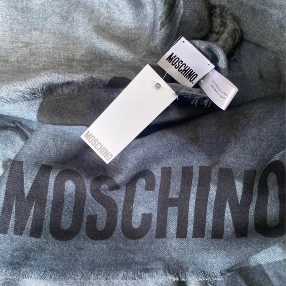 Moschino shawl new with tags